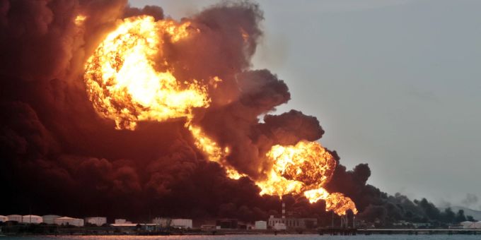 Eine neue Explosion in der Container-Basis im Industriegebiet von Matanzas Bay, Kuba, 08. August 2022. Ein dritter Tank stürzte am selben Tag im Industriegebiet der Treibstoffdepots in der Stadt Matanzas im Westen Kubas ein, wo ein schwerer Industriebrand, der seit dem 05. August beispiellos ist, immer noch aktiv ist, berichteten die Regierungsbehörden. Offiziellen Berichten zufolge gab es bei dem Feuer einen Toten, 121 Verletzte und 17 Vermisste. kuba brand stromausfall