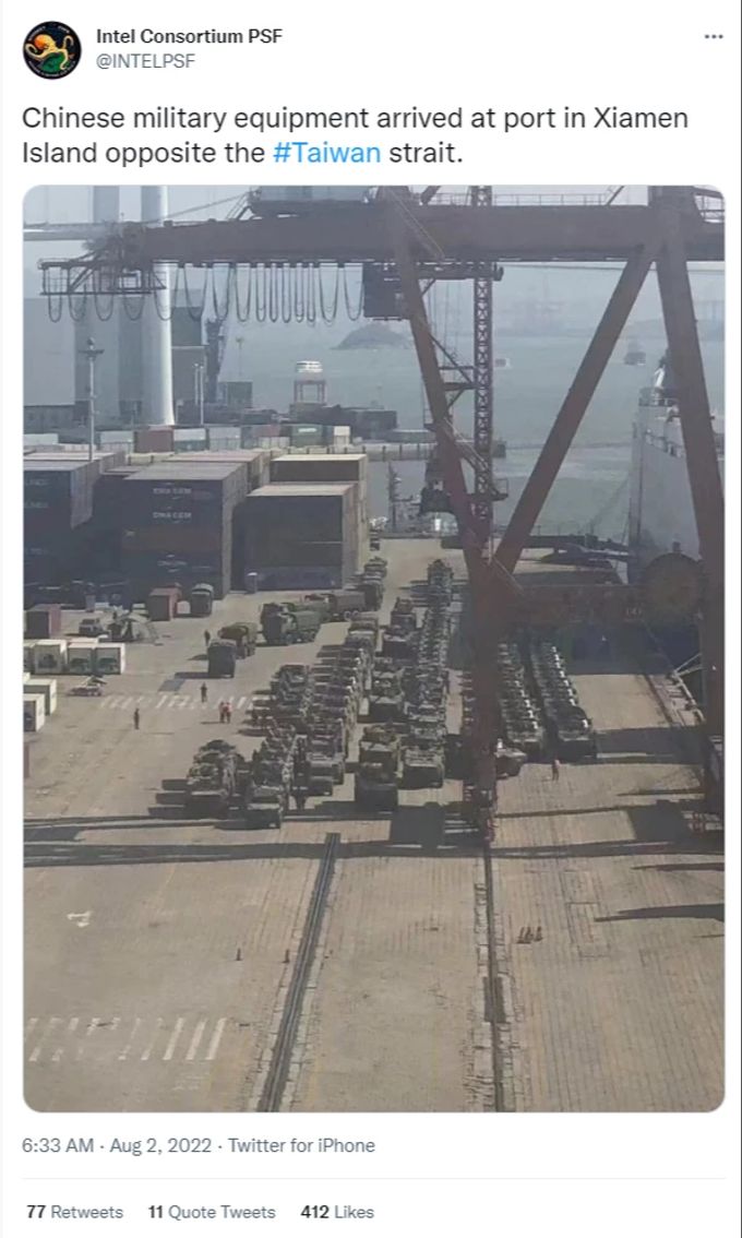 Chinesische Panzer und Militärfahrzeuge kommen am Hafen von Xiamen an. Taiwan