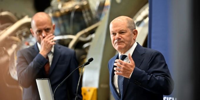 Olaf Scholz (r.) im Siemens-Werk in Mülheim an der Ruhr. olaf scholz
