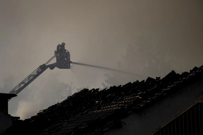 Die Feuerwehr bekämpft einen Grossbrand in einem Industriegebiet in Spreitenbach, am Sonntag, 29. Mai 2022. Spreitenbach