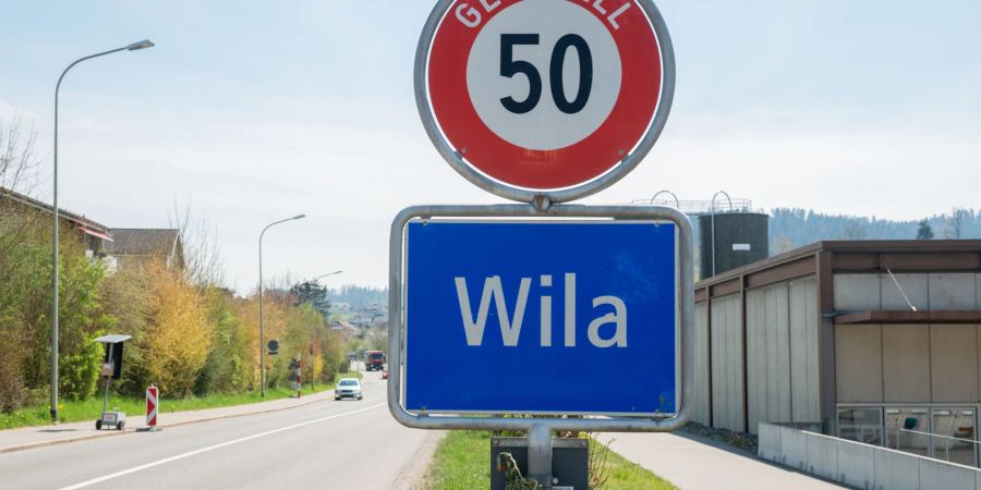 Der Ortseingang der Gemeinde Wila.