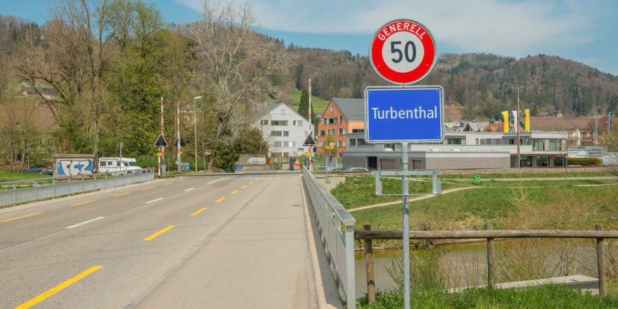 Die Ortseinfahrt von Turbenthal.