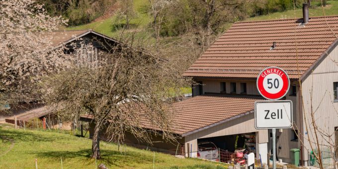 Die Ortseinfahrt der Gemeinde Zell ZH. Die Ortseinfahrt der Gemeinde Zell ZH.
