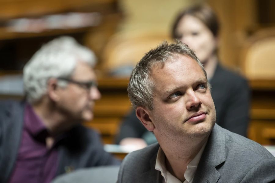 Nationalrat Raphaël Mahaim, GP-VD, schaut sich um im Saal an der Sommersession 2022.