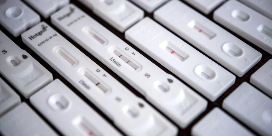 Nicht immer liefert ein Corona-Schnelltest das richtige Ergebnis. Weicht das Ergebnis im Testzentrum vom positiven Testresultat zu Hause ab, sollte ein weiterer gemacht werden.