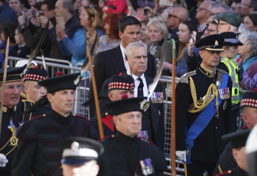 Prinz Andrew beim Trauerzug durch Edinburgh.