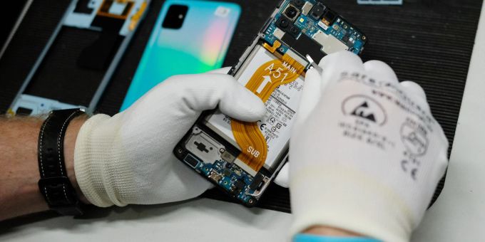Verbraucherschützer fordern austauschbare Akkus, einfachere Reparaturen und länger gewährleistete Softwareupdates. Verbraucherschützer fordern austauschbare Akkus, einfachere Reparaturen und länger gewährleistete Softwareupdates.