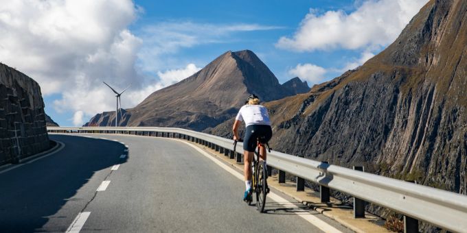 Monika Sattler auf dem Weg zur Passhöhe des Nufenen Monika Sattler auf ihrem Velo