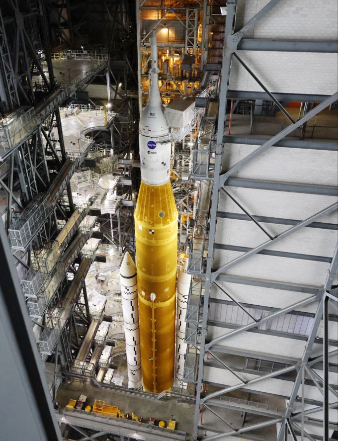 Die «Artemis 1»-Rakete steht samt Orion-Raumschiff im Montage-Gebäude, bevor sie zur Startrampe gerollt wird. (AP Photo/Terry Renna) artemis 1