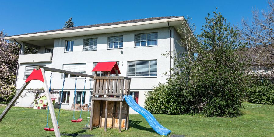 Das Gemeindehaus Signau mit dem Spielplatz der Spielgruppe Zwärgehuus im Vordergrund.