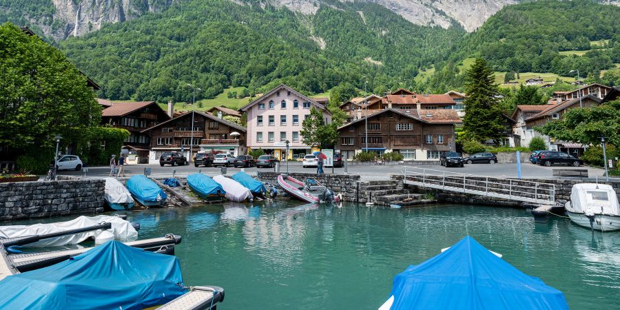 Die Bootsanlegestelle und der Hafen beim Rössliplatz in Brienz (BE).