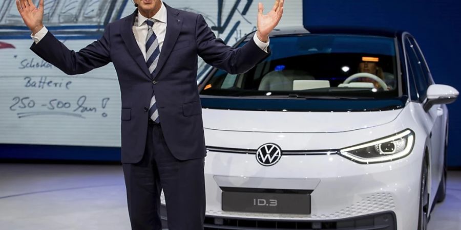 Der VW-Chef Herbert Diess, der am 1. September von seinem Amt zurücktritt, stellt 2019 an der Autoshow in Frankfurt das Modell ID.3 vor. (Archivbild)