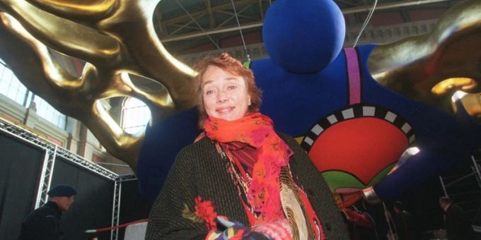 Niki de Saint Phalle 1997 unter den goldenen Flügeln ihres Schutzengels im Zürcher Hauptbahnhof: Dass ihr Schaffen weit über ihre berühmten «Nanas» hinausreicht, zeigt nun das Kunsthaushaus Zürich in einer Retrospektive. (Archivbild) Niki de Saint Phalle 1997 unter den goldenen Flügeln ihres Schutzengels im Zürcher Hauptbahnhof: Dass ihr Schaffen weit über ihre berühmten «Nanas» hinausreicht, zeigt nun das Kunsthaushaus Zürich in einer Retrospektive. (Archivbild)