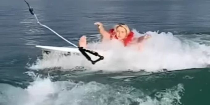 Autsch! - Beatrice Egli fällt beim Wakeboarden ins Wasser