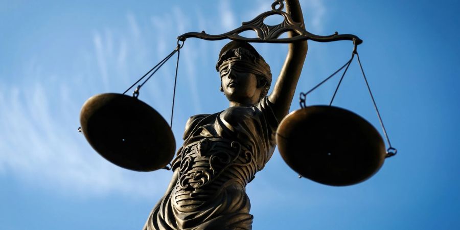 Eine Statue der Justitia hält eine Waage in ihrer Hand: Eine Juristin in Köln streitet sich weiter mit der Kirche um ihre Kündigung.