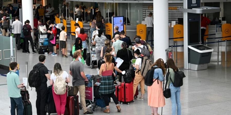 Schlangen an Münchner Flughafen während Streiks