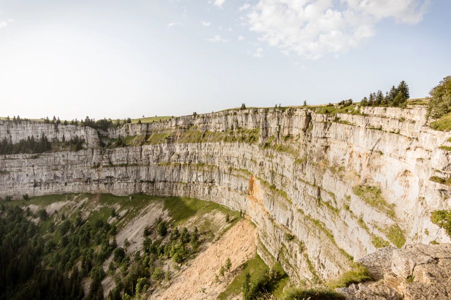 Die Felsenwände am Creux du Van sind rund 160 Meter hoch.