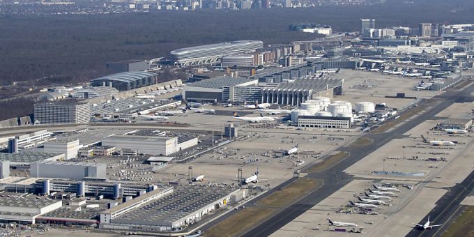 Flughafen Frankfurt bleibt trotz Erholung im roten Bereich (Archivbild) Flughafen Frankfurt bleibt trotz Erholung im roten Bereich (Archivbild)