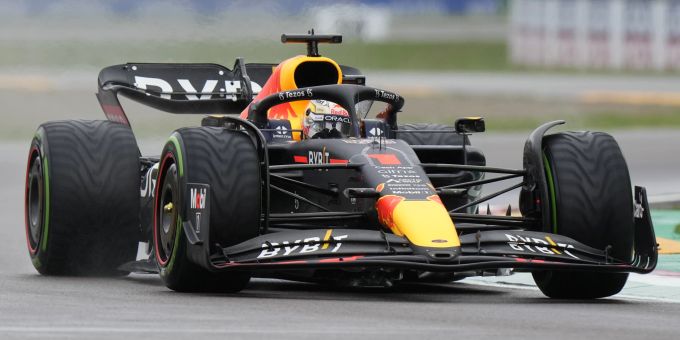 Max Verstappen auf der Strecke vor dem Grossen Preis der Emilia-Romagna. Red bull Formel 1