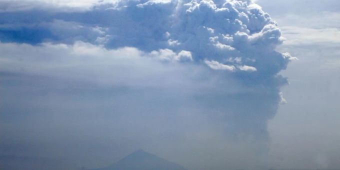 Aschewolke über dem Vulkan Anak Krakatau Aschewolke über dem Vulkan Anak Krakatau