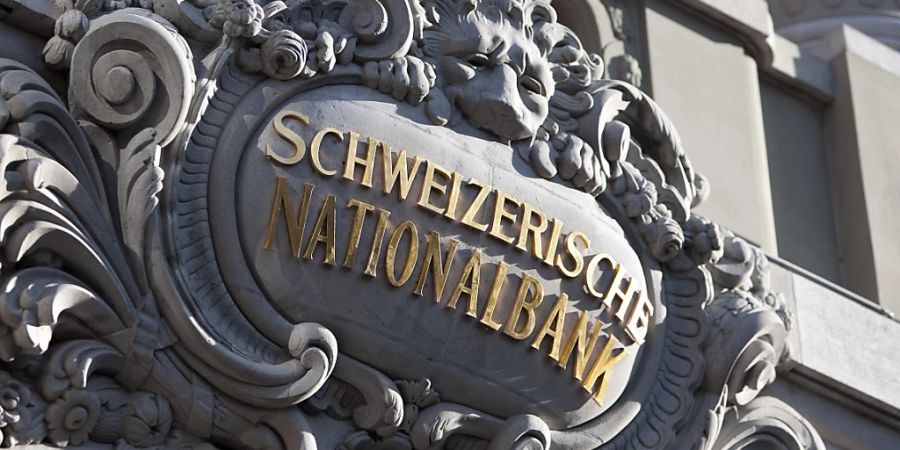 Logo der Schweizerischen Nationalbank (SNB) über dem Haupteingang in Bern. (Archivbild)