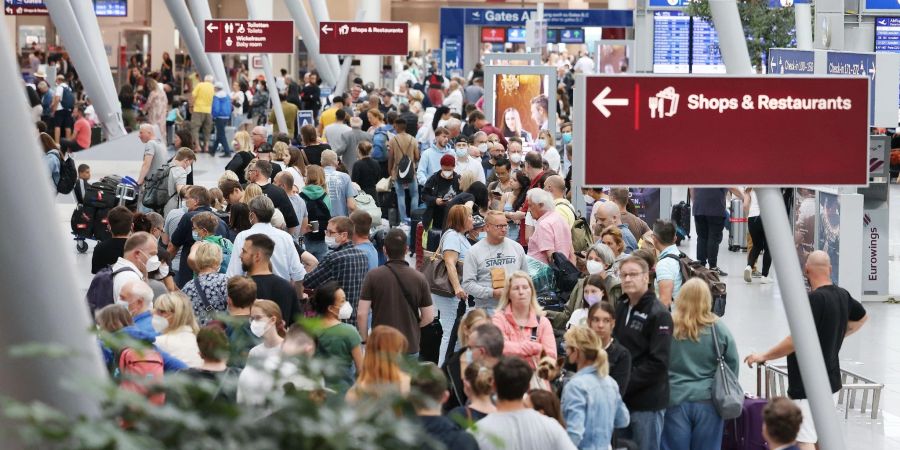 Lange Warteschlangen am Flughafen in Düsseldorf (D).