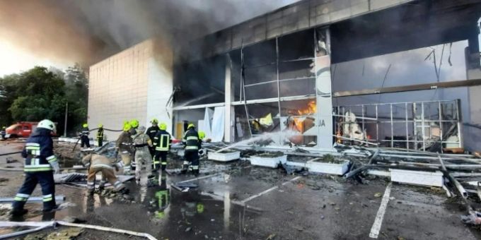 Feuerwehr am Einkaufszentrum in Krementschuk Einkaufszentrum in Krementschuk