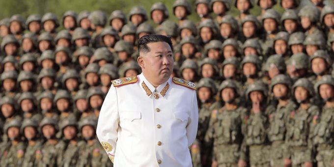 Der nordkoreanische Machthaber Kim Jong Un Ende April auf einem Foto der staatlichen nordkoreanischen Nachrichtenagentur KCNA. (KCNA/dpa) südkorea