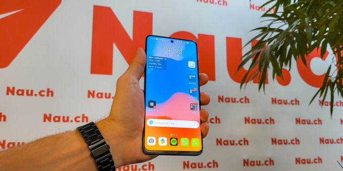 Beim Nova 9 SE ist der Screen nicht nur grösser, sondern auch komplett flach. Huawei Nova 9 SE