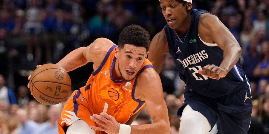 Frank Ntilikina (r) von den Dallas Mavericks gegen Devin Booker von den Phoenix Suns.