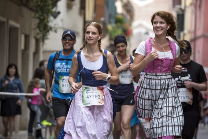 Teilnehmerinnen des Wings for Life World Run laufen durch Verona in Italien. Wings For Life World Run