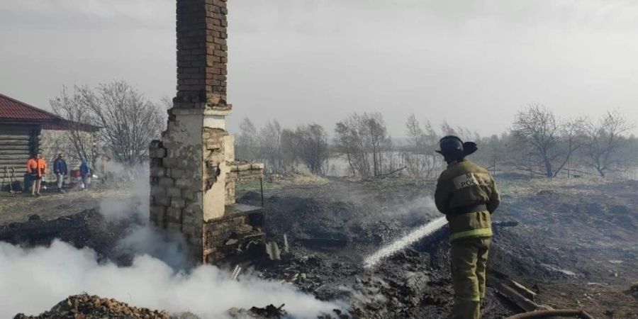 Sibirien Brände Krasnojarsk Feuerwehrmann