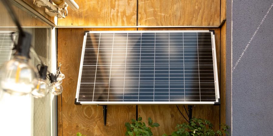 Sogar Mieter können auf dem Balkon Solarstrom erzeugen - mit solchen Paneelen mit gewöhnlichem Schuko-Stecker.