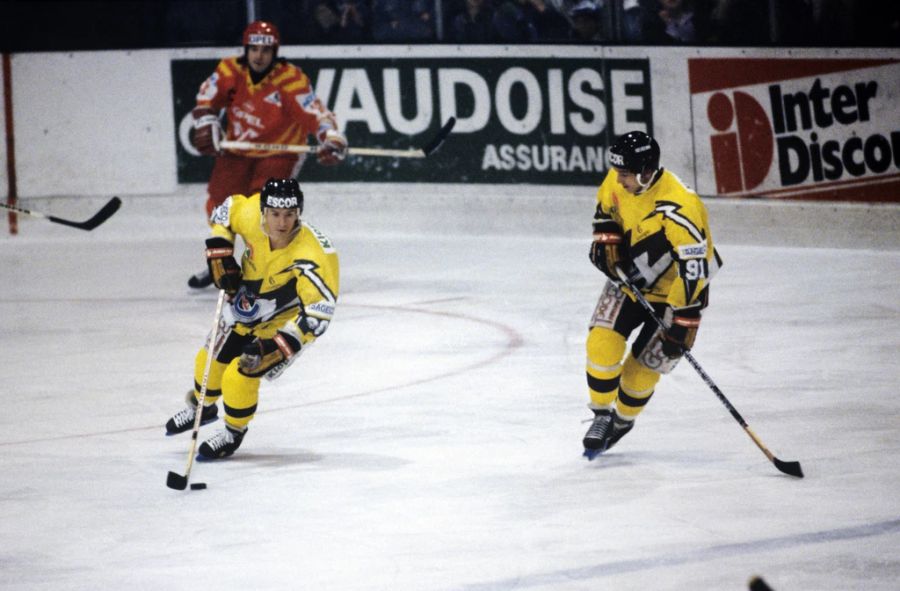 «Slawa» Bykow (l,) hier im Zusammenspiel mit seinem kongenialen Sturmpartner Chomutow wurde zur Gottéron-Legende in der National League. (Archivbild)