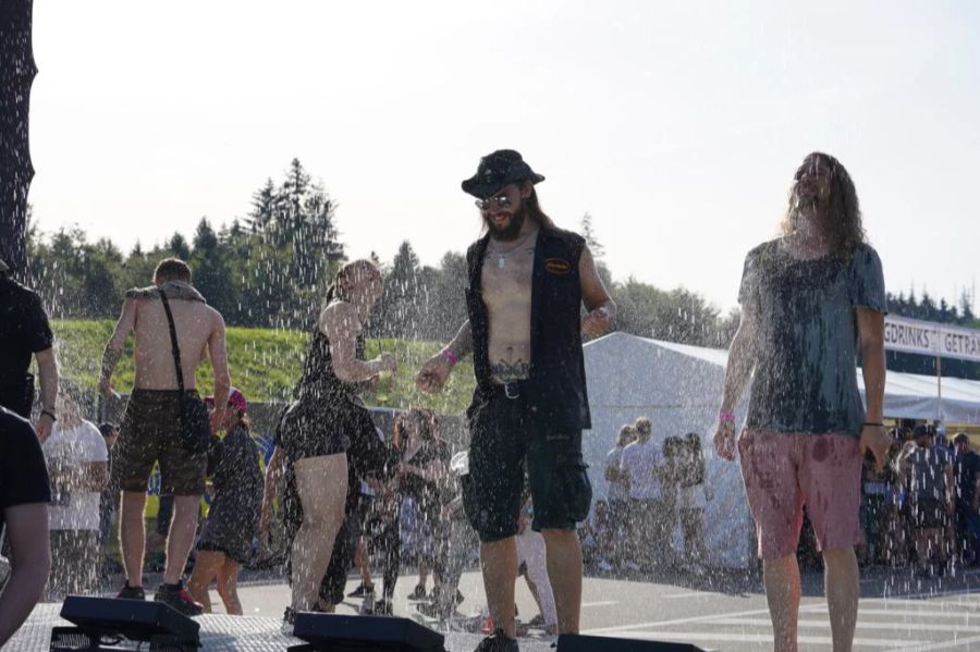 Rock-Fans versuchen, sich am «Rock the Ring»-Festival abzukühlen.