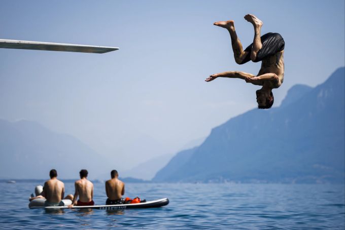 Badende kühlen sich im Genfer See in Saint-Saphorin ab. Sommer Hitze Schweiz