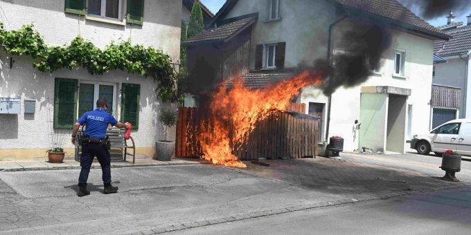Diepoldsau SG: Grüncontainer in Brand geraten. Diepoldsau SG