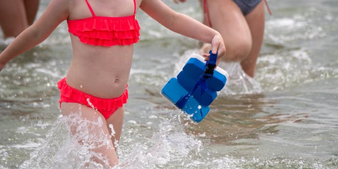 Wasser Meer Badekleidung neon-orange Mädchen