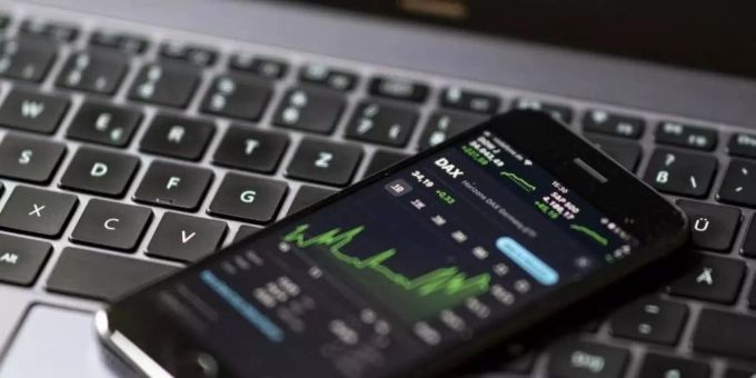 Ein 18-jähriger Zürcher verlor beim Traden über Nacht 6000 Franken. (Symbolbild) trader bitcoin