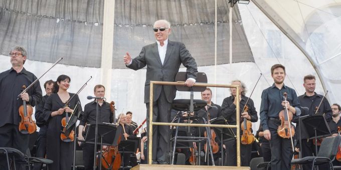 Daniel Barenboim, Generalmusikdirektor der Staatsoper, begrüsst die Zuschauer auf dem Bebelplatz. Daniel Barenboim, Generalmusikdirektor der Staatsoper, begrüsst die Zuschauer auf dem Bebelplatz.
