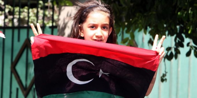 Ein Mädchen hält die libysche Flagge in den Händen. (Archivbild) lybien