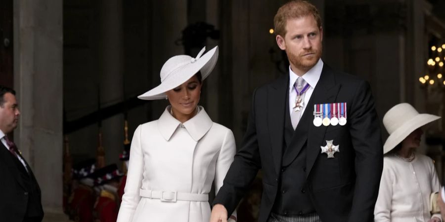 Prinz Harry und Meghan Markle reisten für das Thronjubiläum von Queen Elizabeth nach London.