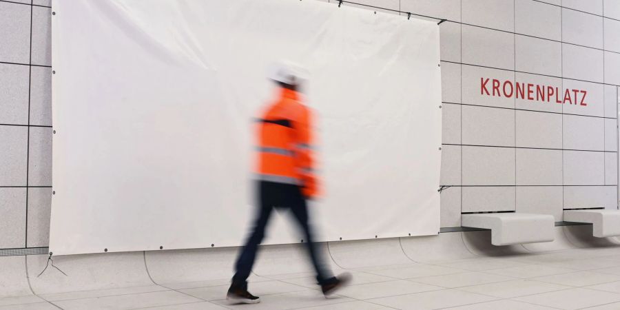 In der unterirdischen Haltestelle Kronenplatz in Karlsruhe hängt bereits verhüllt eine Kachel des Künstlers Markus Lüpertz.