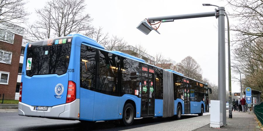 Ein Bus der Göttinger Verkehrsbetriebe (GöVB) fährt an einer Ladestation für Elektrobusse vorbei.