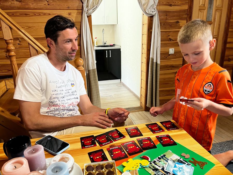 Ex-Spieler und heutiger Shakhtar-Sportdirektor Dario Srna zu Besuch beim Kriegswaisen Ilja.