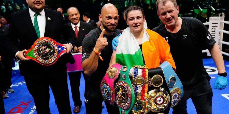 Die Irin Katie Taylor präsentiert nach dem Kampf ihre WM-Gürtel.