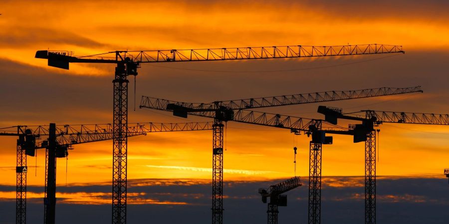 Baukräne am Abendhimmel über Berlin. Das Bruttoinlandsprodukt ist im ersten Quartal um 0,2 Prozent gewachsen.