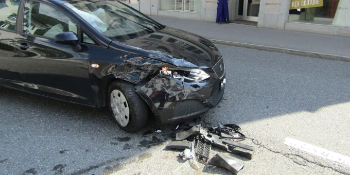 Näfels GL: Kollision zwischen zwei Autos Näfels GL: Kollision zwischen zwei Autos