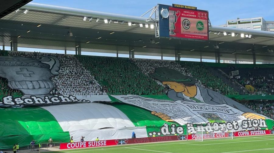 Die Fans des FC St.Gallen mit einer Choreo vor dem Cupfinal gegen den FC Lugano im Wankdorf.