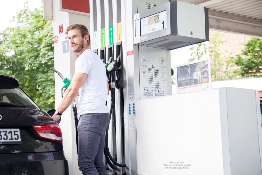 Tankstelle Mann Auto tanken Sprit